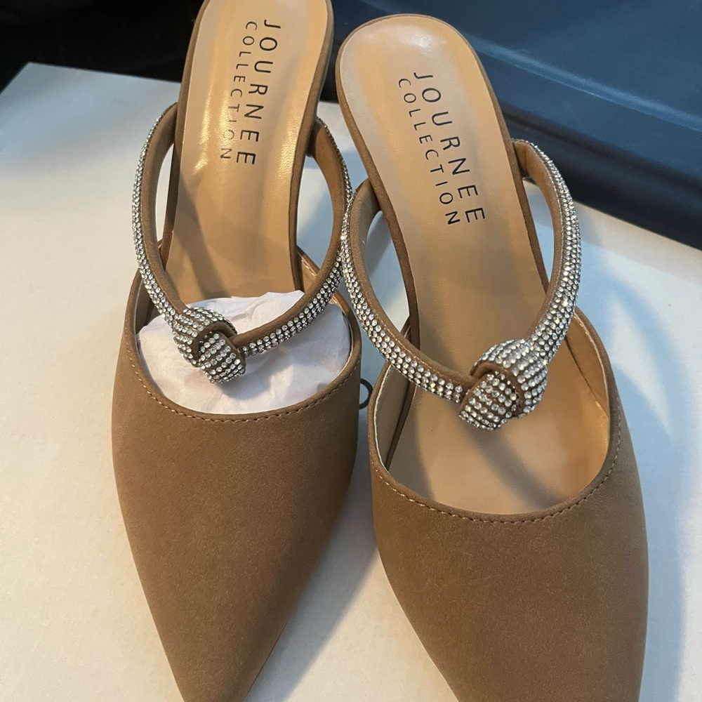 Journee.  Beige 7.5